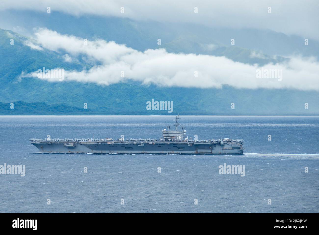 Straße Von San Bernardino. 1. August 2022. Der einzige vorwärts eingesetzte Flugzeugträger der US-Marine USS Ronald Reagan (CVN 76) führt eine Inselgruppe durch die Straße von San Bernardino. Ronald Reagan, das Flaggschiff der Carrier Strike Group 5, stellt eine kampfbereite Kraft zur Verfügung, die die Vereinigten Staaten schützt und verteidigt und Allianzen, Partnerschaften und kollektive maritime Interessen in der Indo-Pazifik-Region unterstützt. Quelle: U.S. Navy/ZUMA Press Wire Service/ZUMAPRESS.com/Alamy Live News Stockfoto