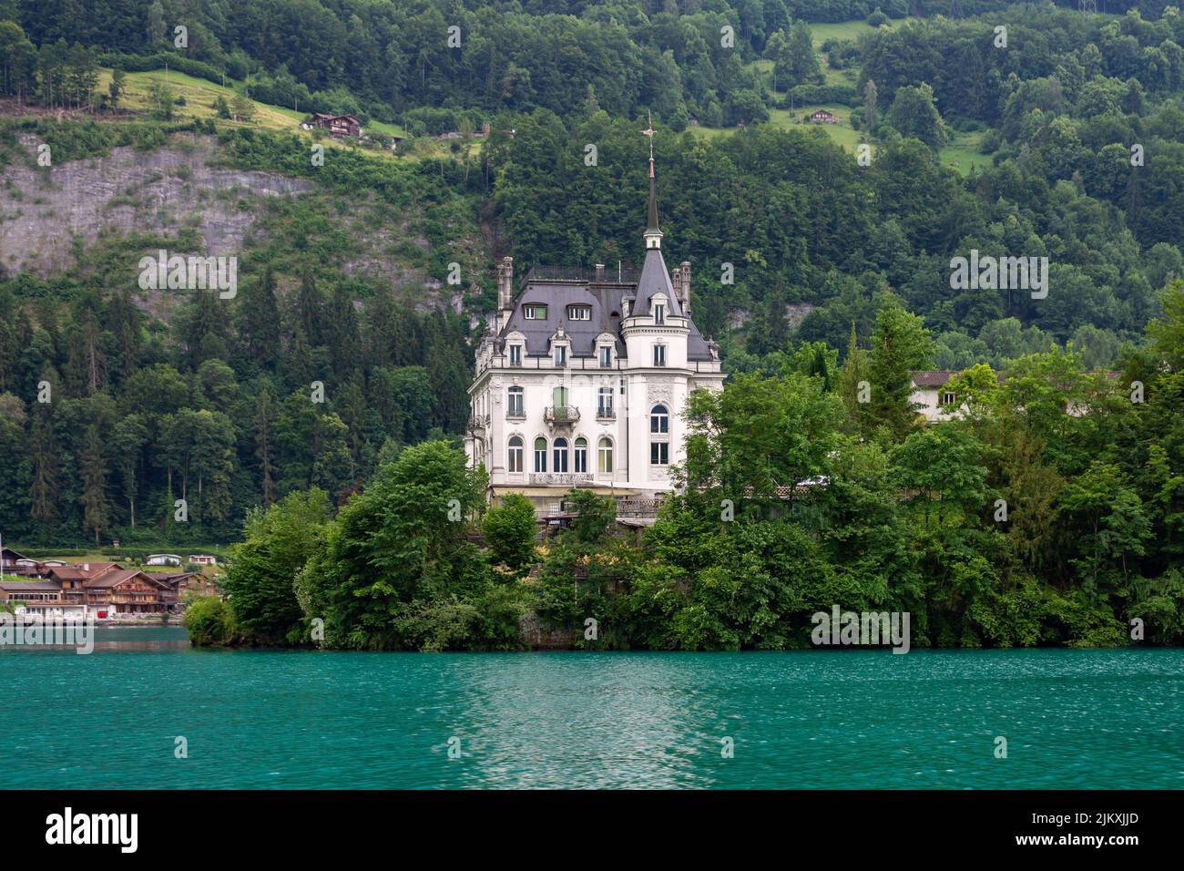 Ein faszinierender Blick auf den Brienzersee und historische Häuser im grünen Interlaken, Schweiz, Europa Stockfoto