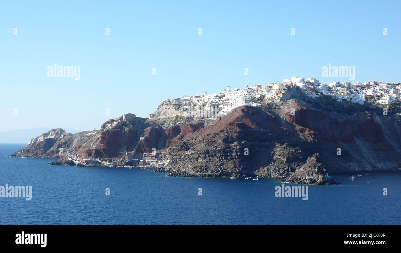Eine schöne Aussicht auf Klippen in der Nähe der ägäischen Küste auf Santorini (Thira) Insel, Griechenland Stockfoto