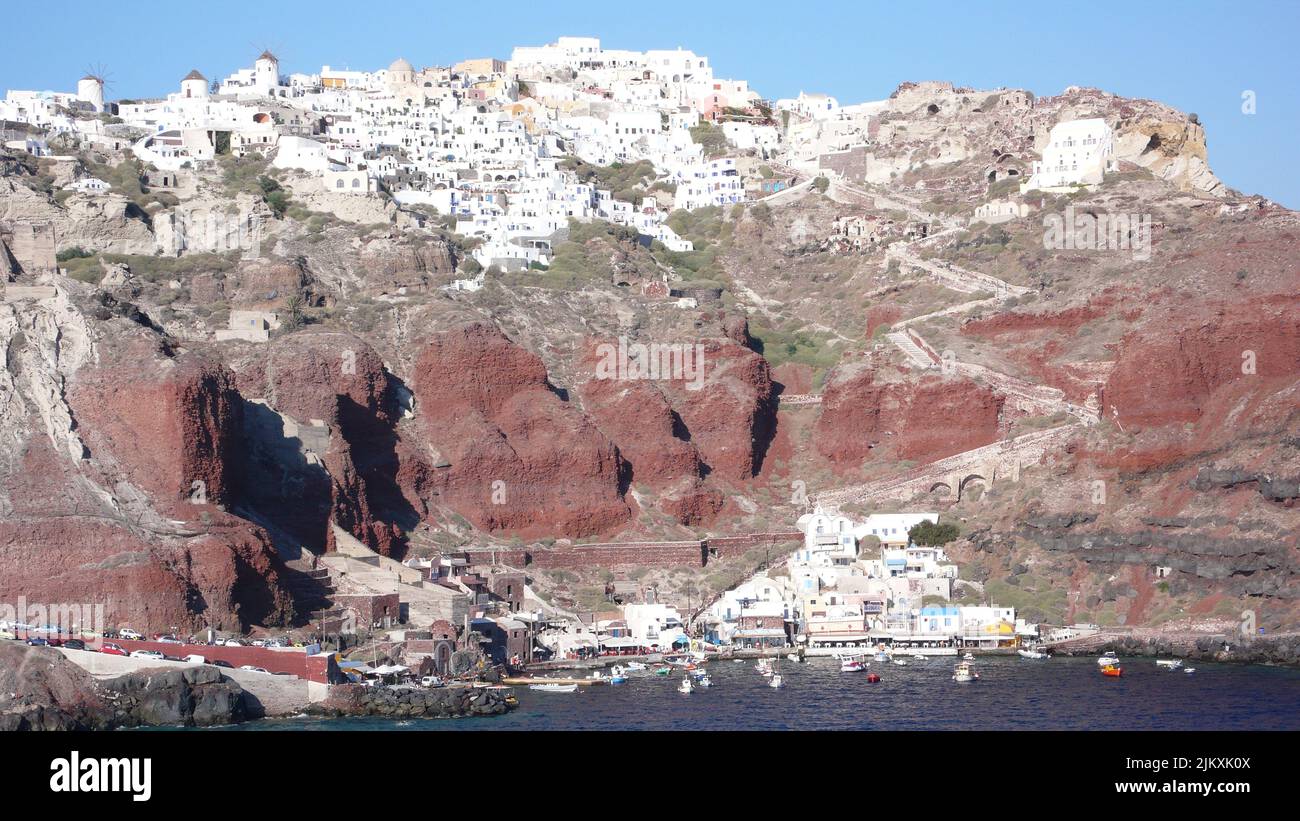 Eine schöne Aussicht auf weiße Häuser auf Klippen in der Nähe der Küste auf Santorini (Thira) Insel, Griechenland Stockfoto
