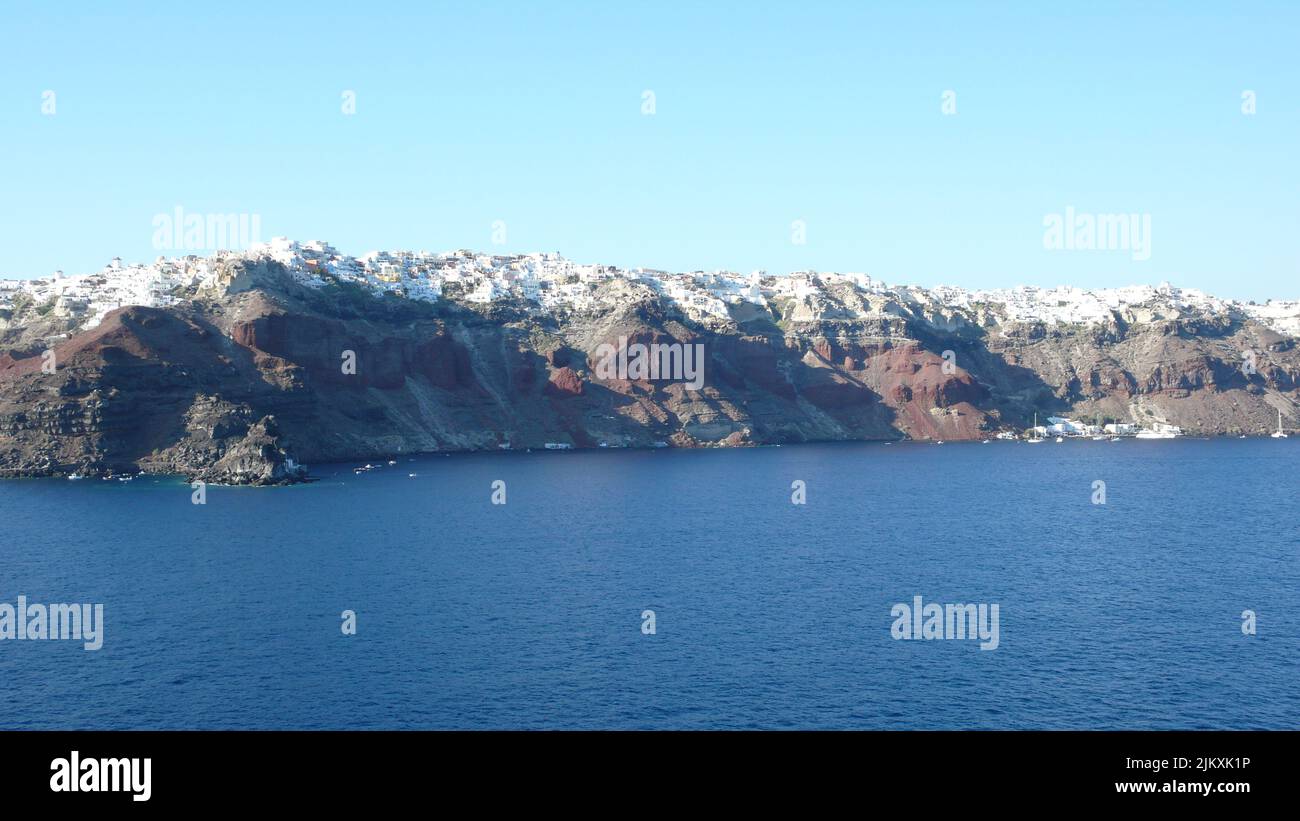 Eine schöne Aussicht auf Klippen in der Nähe der ägäischen Küste auf Santorini (Thira) Insel, Griechenland Stockfoto