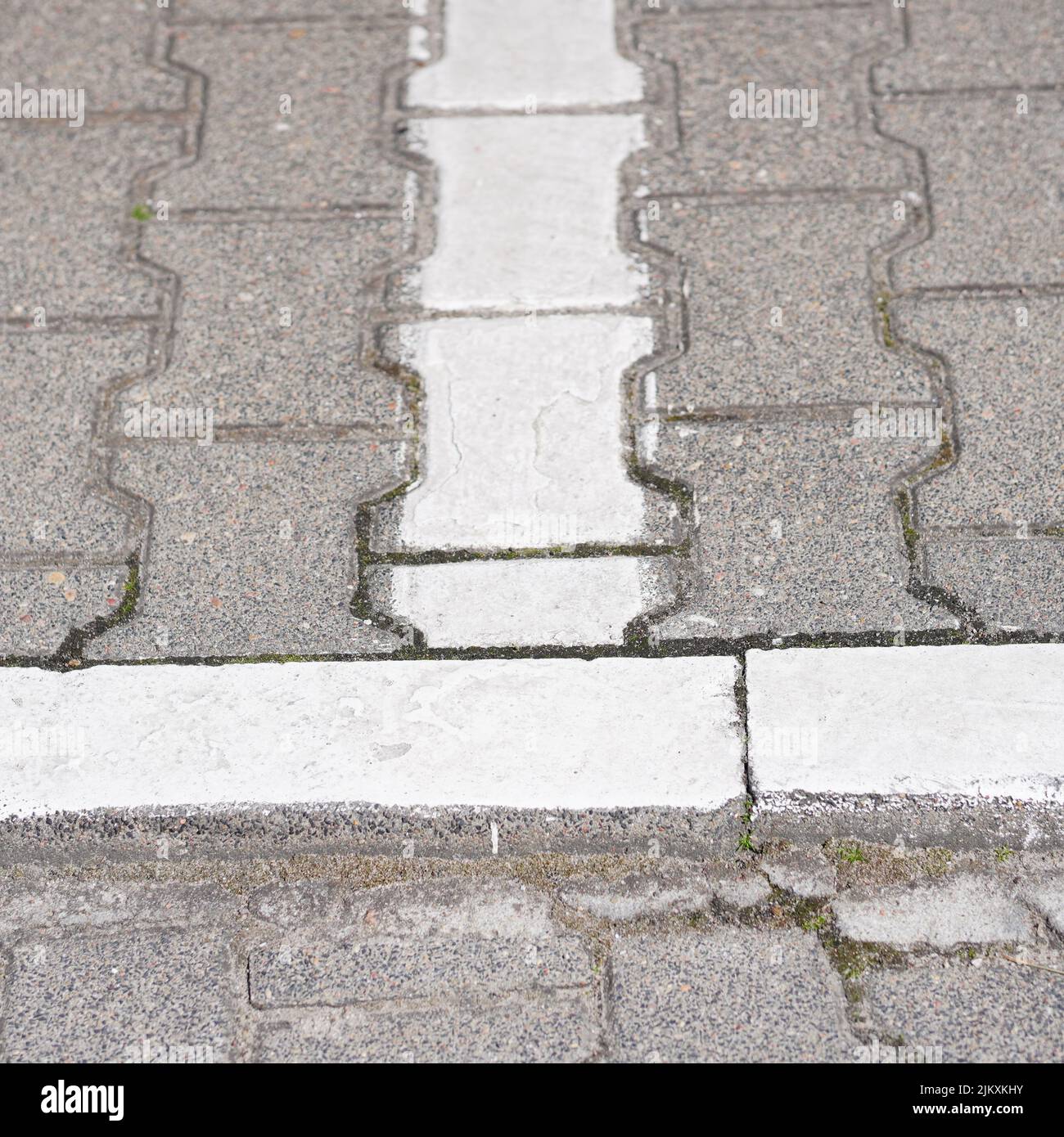 Nahaufnahme der lackierten Linien auf den Pflasterplatten Stockfoto