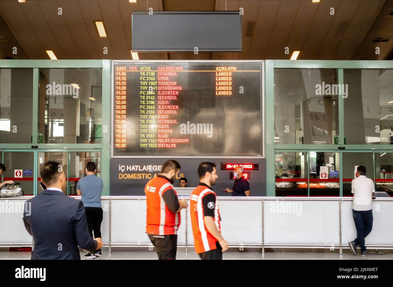 Menschen bei Ankunft, gelandete Flugzeuge Informationen Fahrplan Tableau, Innenraum des Flughafens Esenboga, Ankara, Türkei Stockfoto