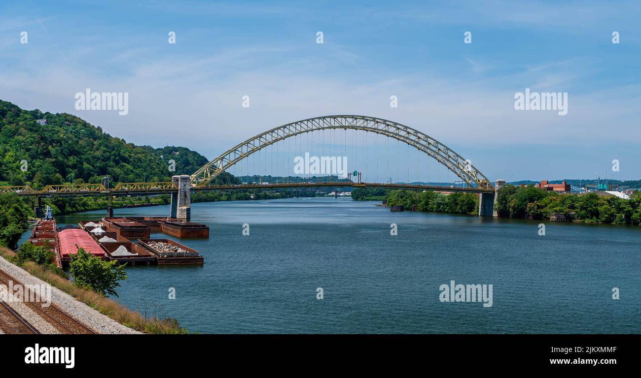 Die West End Bridge, die den Ohio River überspannt und die Nordseite und das West End in Pittsburgh, Pennsylvania, USA, verbindet Stockfoto