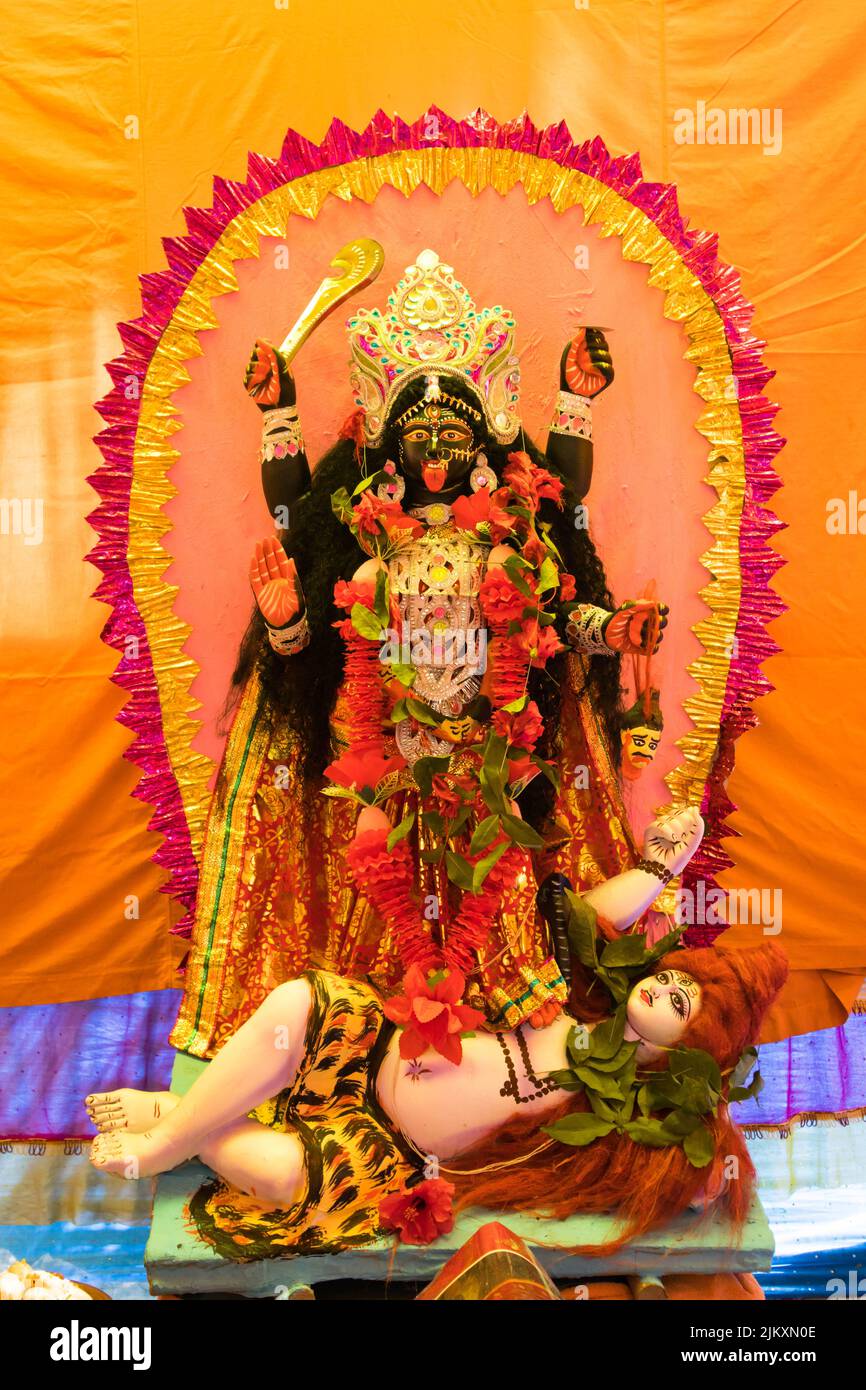 Idol von Maa Kali in einem Dorf-Pandal. Maa kali ist die Hindu-Göttin des Todes, der Zeit und des Weltuntergangs Stockfoto