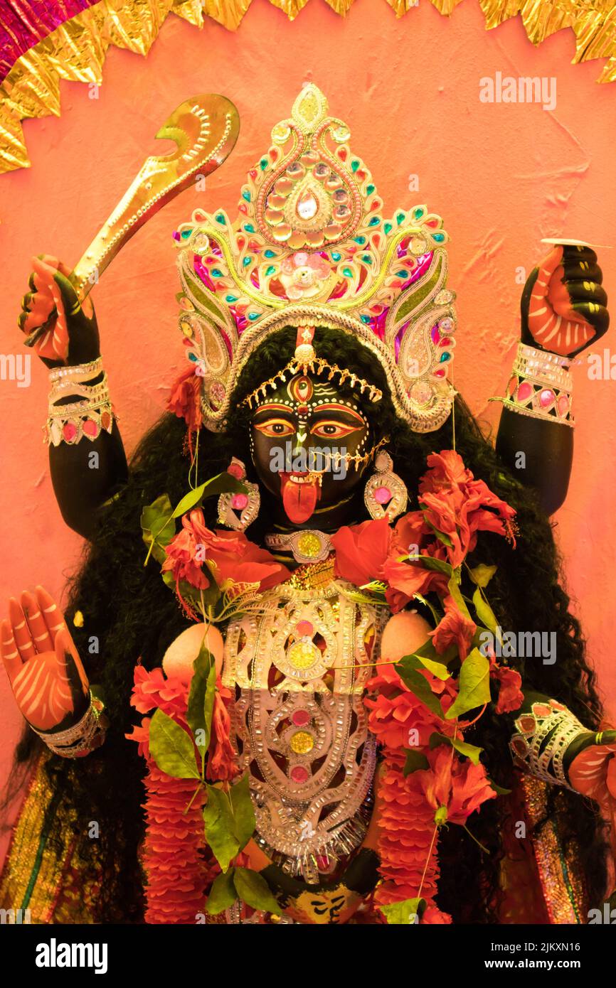 Idol von Maa Kali in einem Dorf-Pandal. Maa kali ist die Hindu-Göttin des Todes, der Zeit und des Weltuntergangs Stockfoto