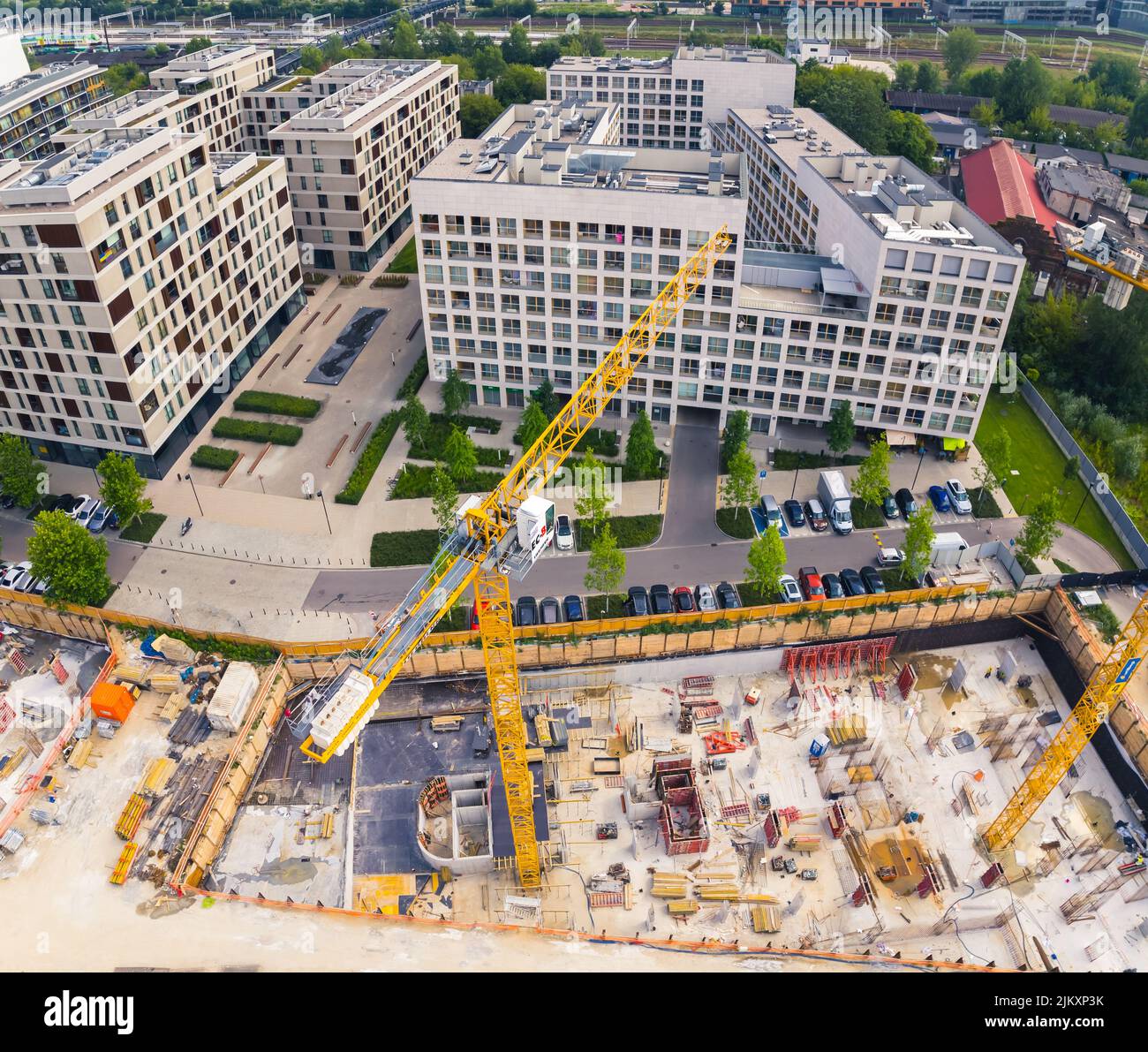 Quadratische Drohnenperspektive der Baustelle im Zentrum von Warschau. Zwei gelbe Krane arbeiten an einem neuen Gebäude. Hochwertige Fotos Stockfoto