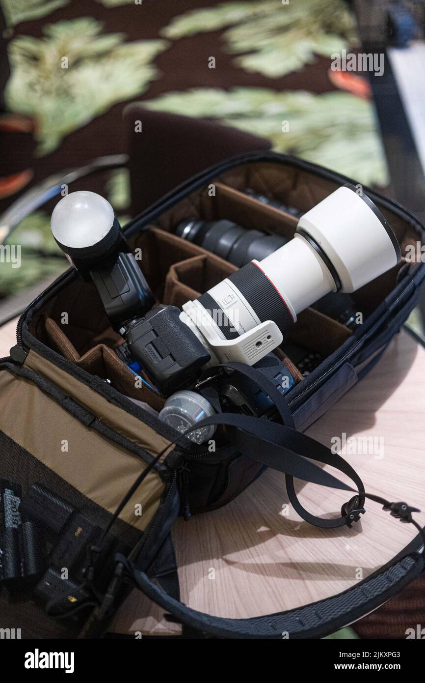 Eine vertikale Aufnahme einer Tasche voller Fotoausrüstung Stockfoto