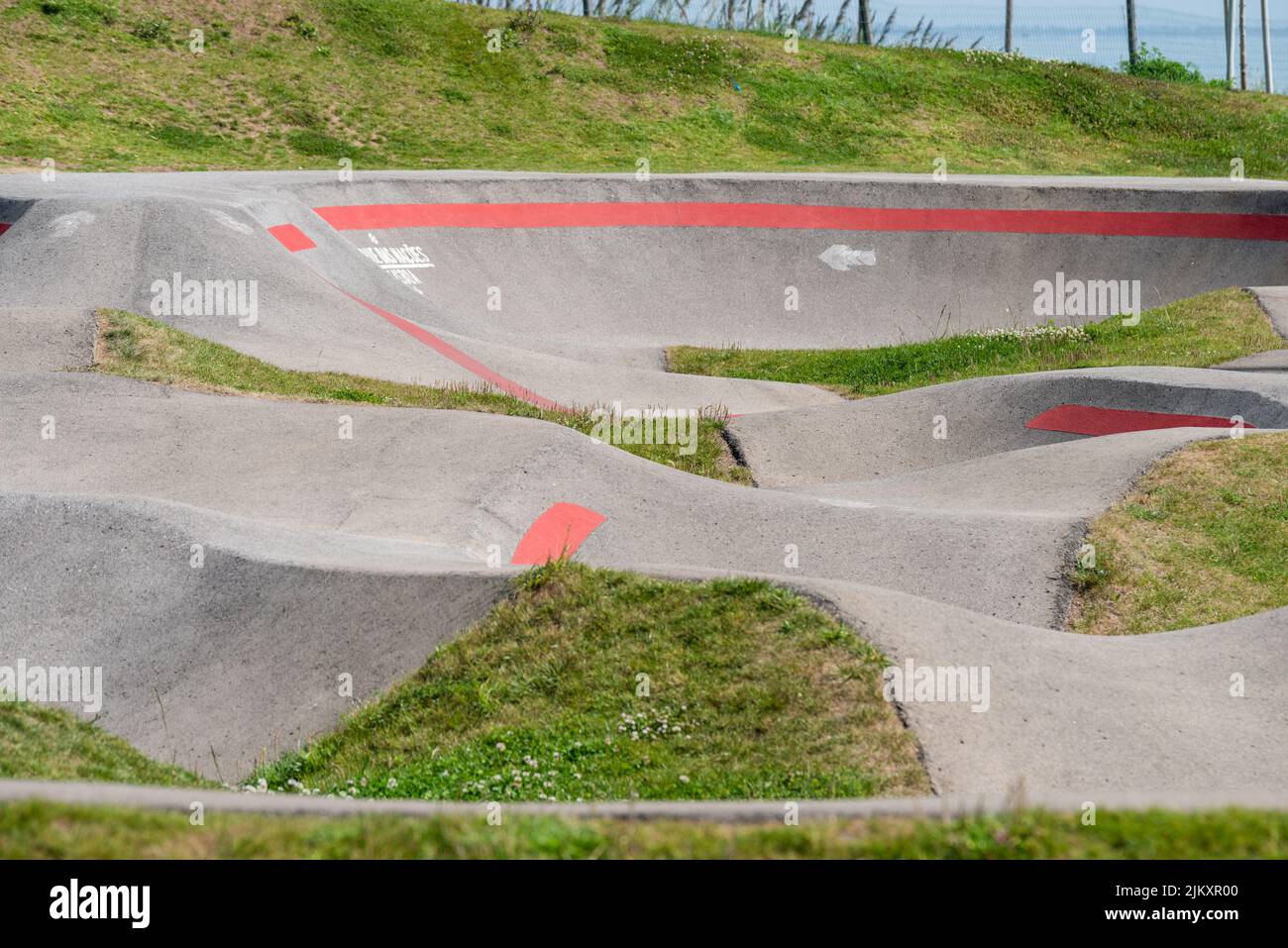 Die Pump Track-Sportstrecke durch Beulen und Kurven im Parque das Nacoes, Lissabon Stockfoto