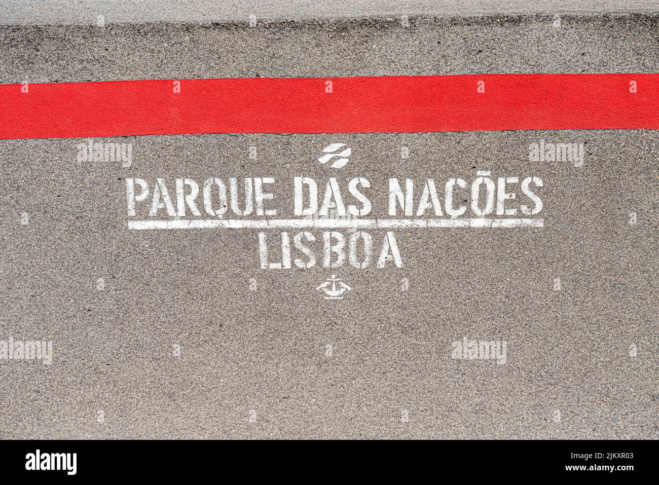 Die Pump Track-Sportstrecke durch Beulen und Kurven im Parque das Nacoes, Lissabon Stockfoto