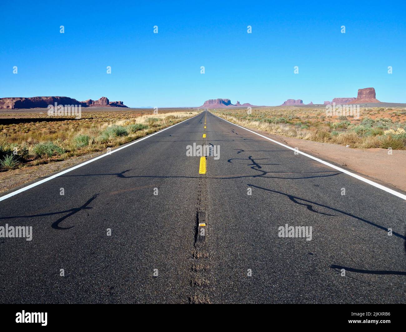 Horizontale Ansicht der landschaftlich reizvollen Autobahn 163, die zum Monument Valley führt Stockfoto