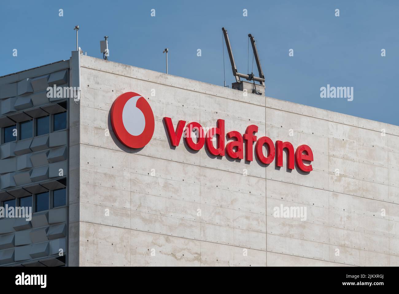 Das Zeichen des Telekommunikationsunternehmens Vodafone mit einem Logo auf einem Gebäude im Parque das Nacoes, Lissabon Stockfoto