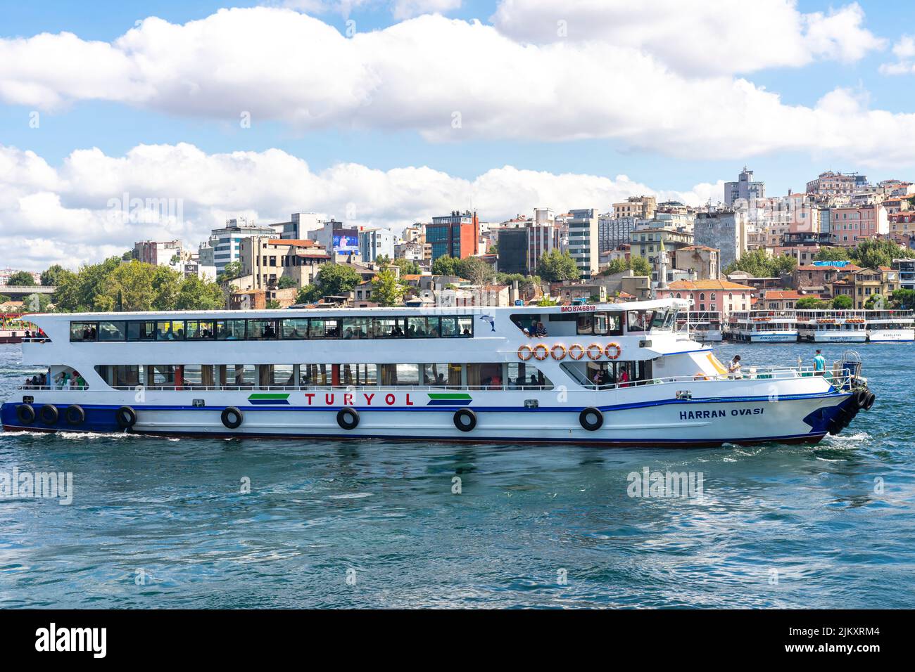 Turyol Fähre Boot nähert sich Eminonu Pier - Fähre, Bootstation im historischen Viertel von Fatih, Istanbul, Türkei Stockfoto