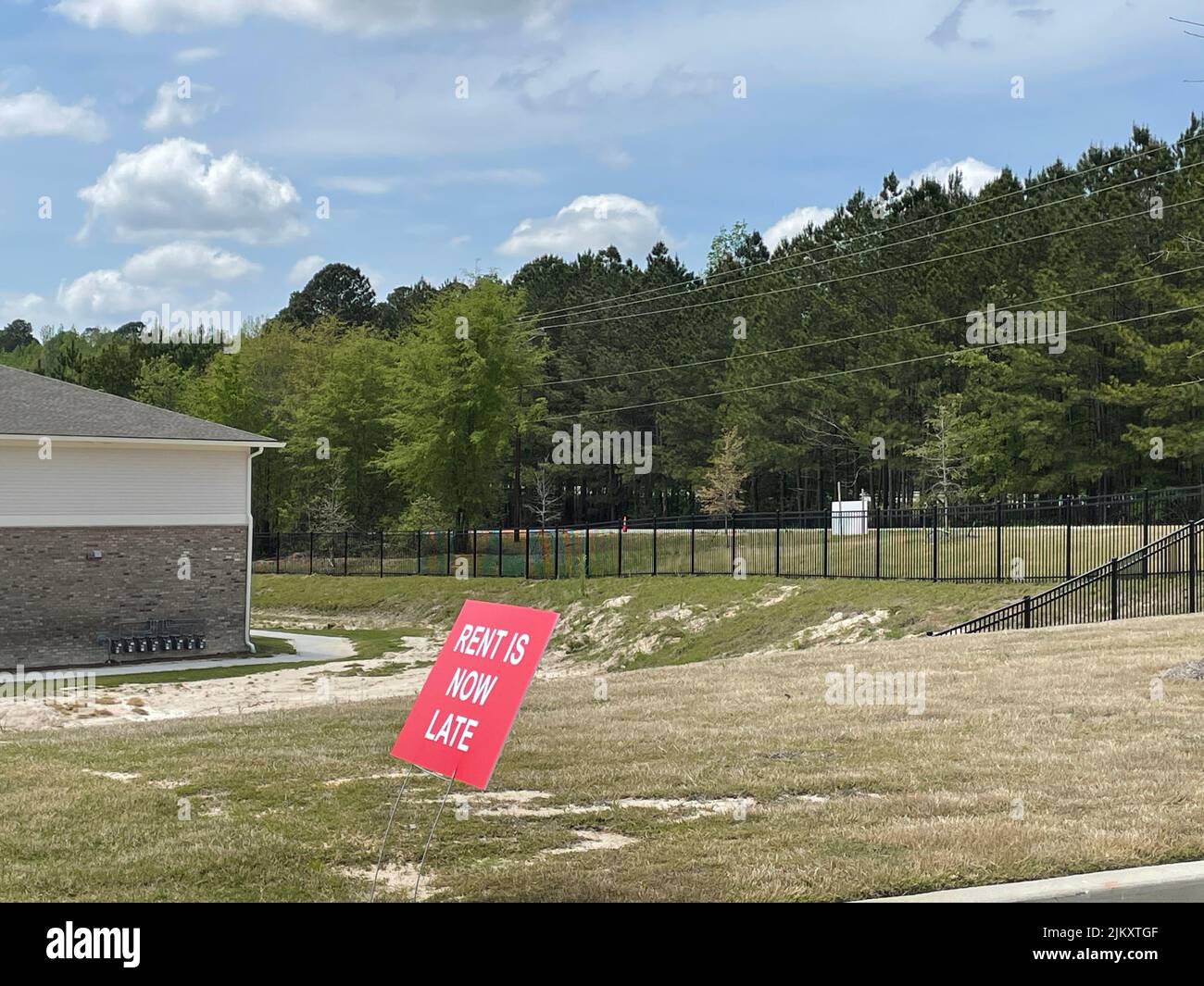 Augusta, GA USA - 04 13 22: Miete ist jetzt spätes Zeichen an einem Apartment-Komplex Stockfoto