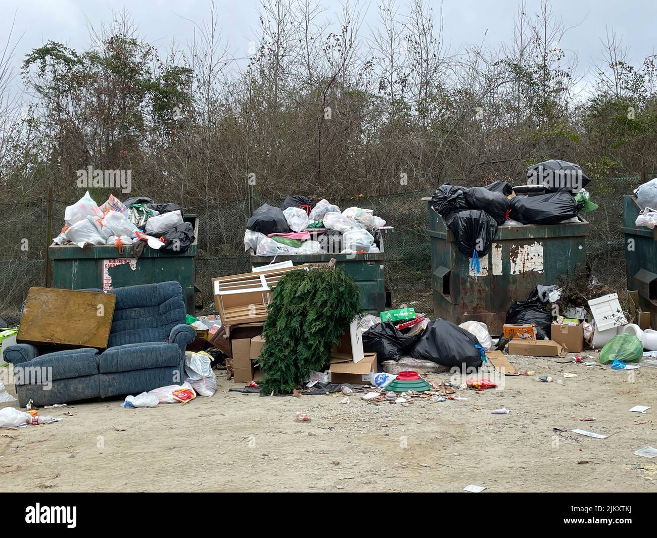 Burke County, GA USA - 12 27 21: County Dump überfüllt mit Abfall nach Weihnachtsdumpfstern Stockfoto