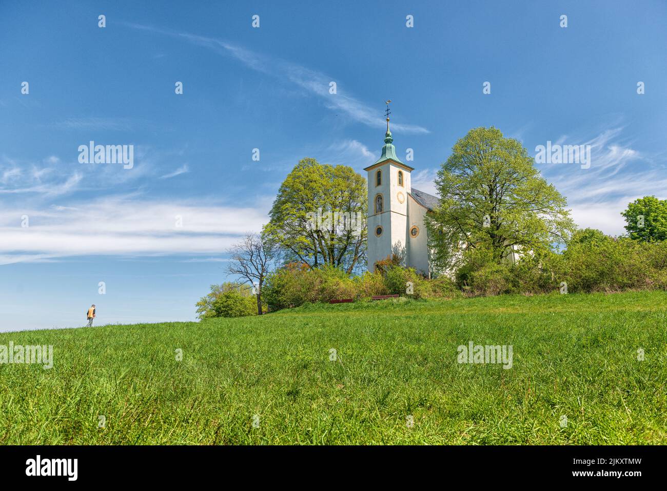 Eine schöne Aufnahme der Michaelskapelle auf dem Michaelsberg bei blauem Himmel an einem sonnigen Tag in der Nähe von Bruchsal Stockfoto