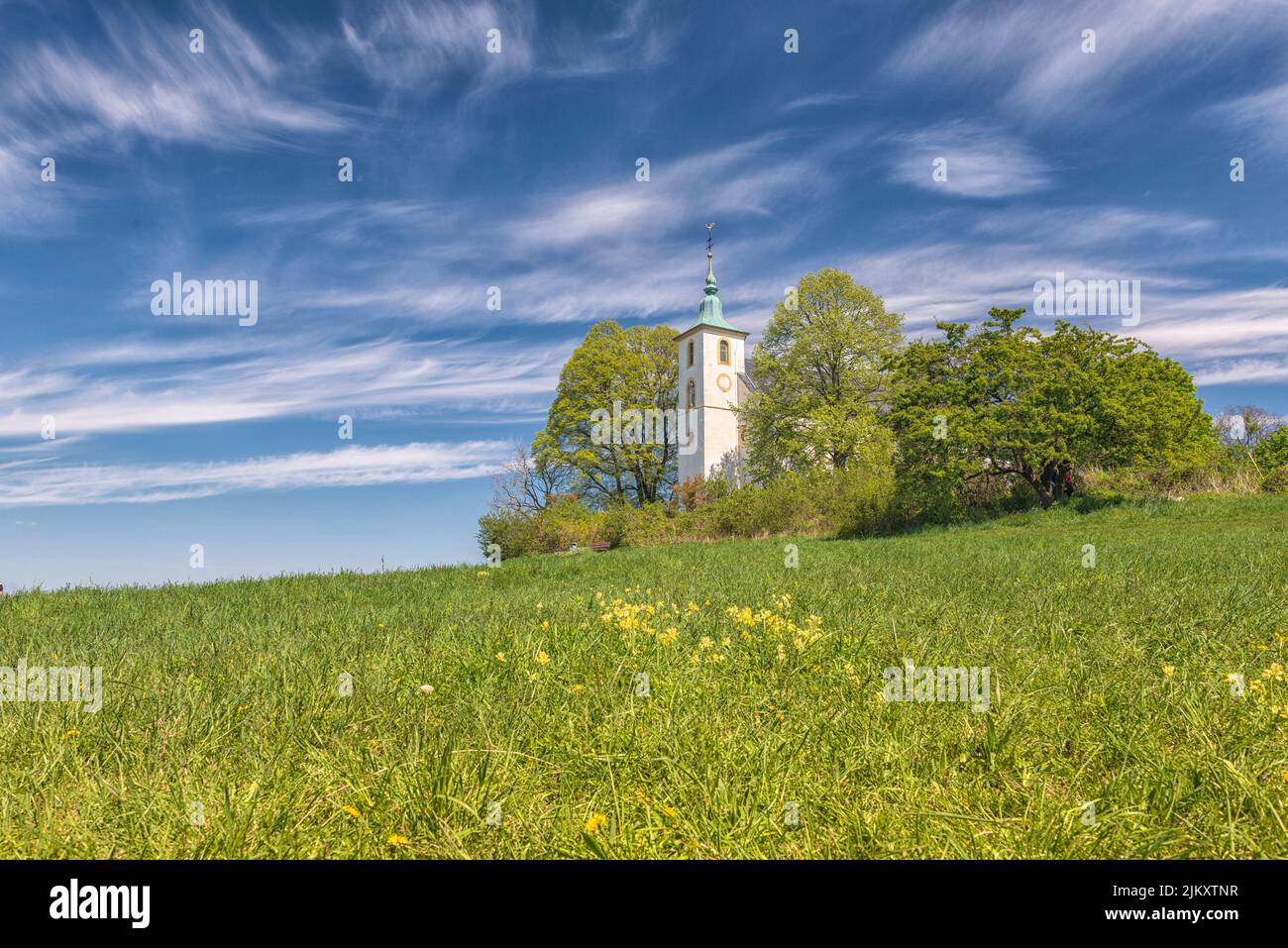 Eine schöne Aufnahme der Michaelskapelle auf dem Michaelsberg bei blauem Himmel an einem sonnigen Tag in der Nähe von Bruchsal Stockfoto