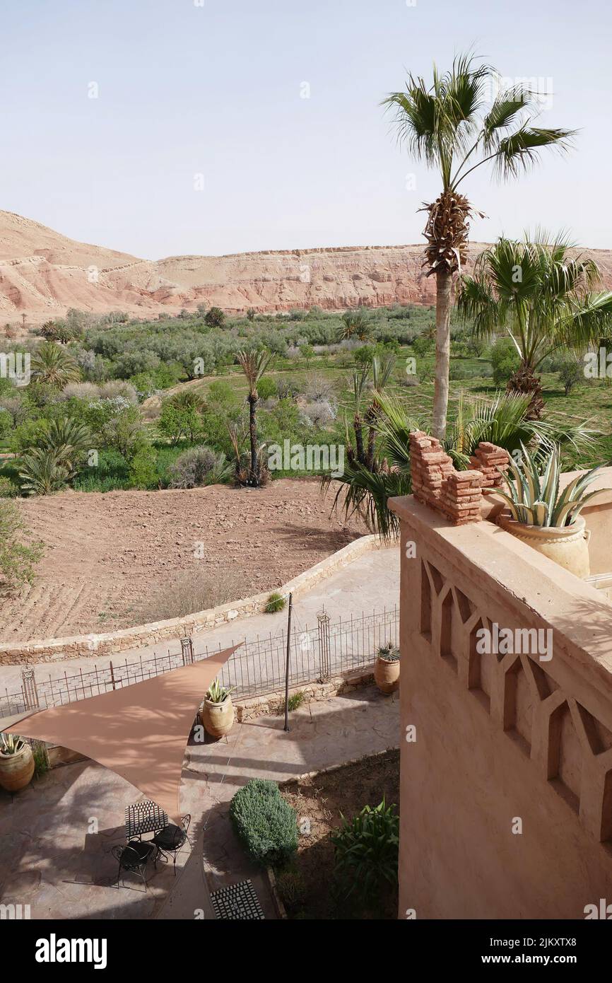 Eine vertikale Aufnahme eines Außenbereichs eines Luxushotels in Ouarzazate, Marokko, Nordafrika Stockfoto