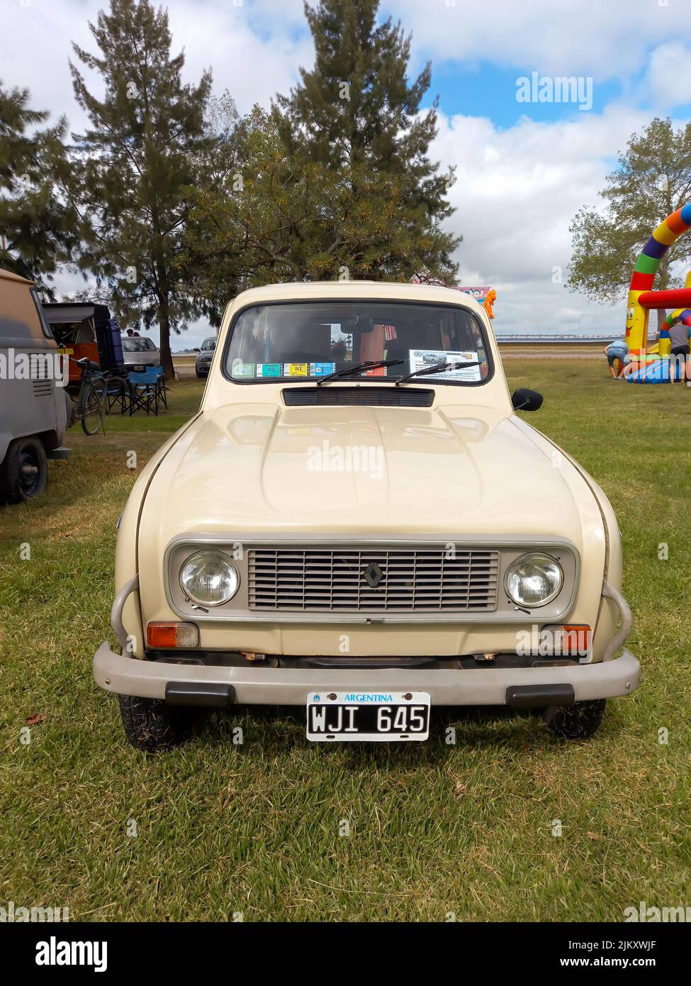 Chascomus, Argentinien - 9. Apr 2022: Alter beliebter Renault 4 S kurzer Kombi 1984. Klassisches Economy-Auto auf dem Land. Naturrasen, Bäume und Stockfoto