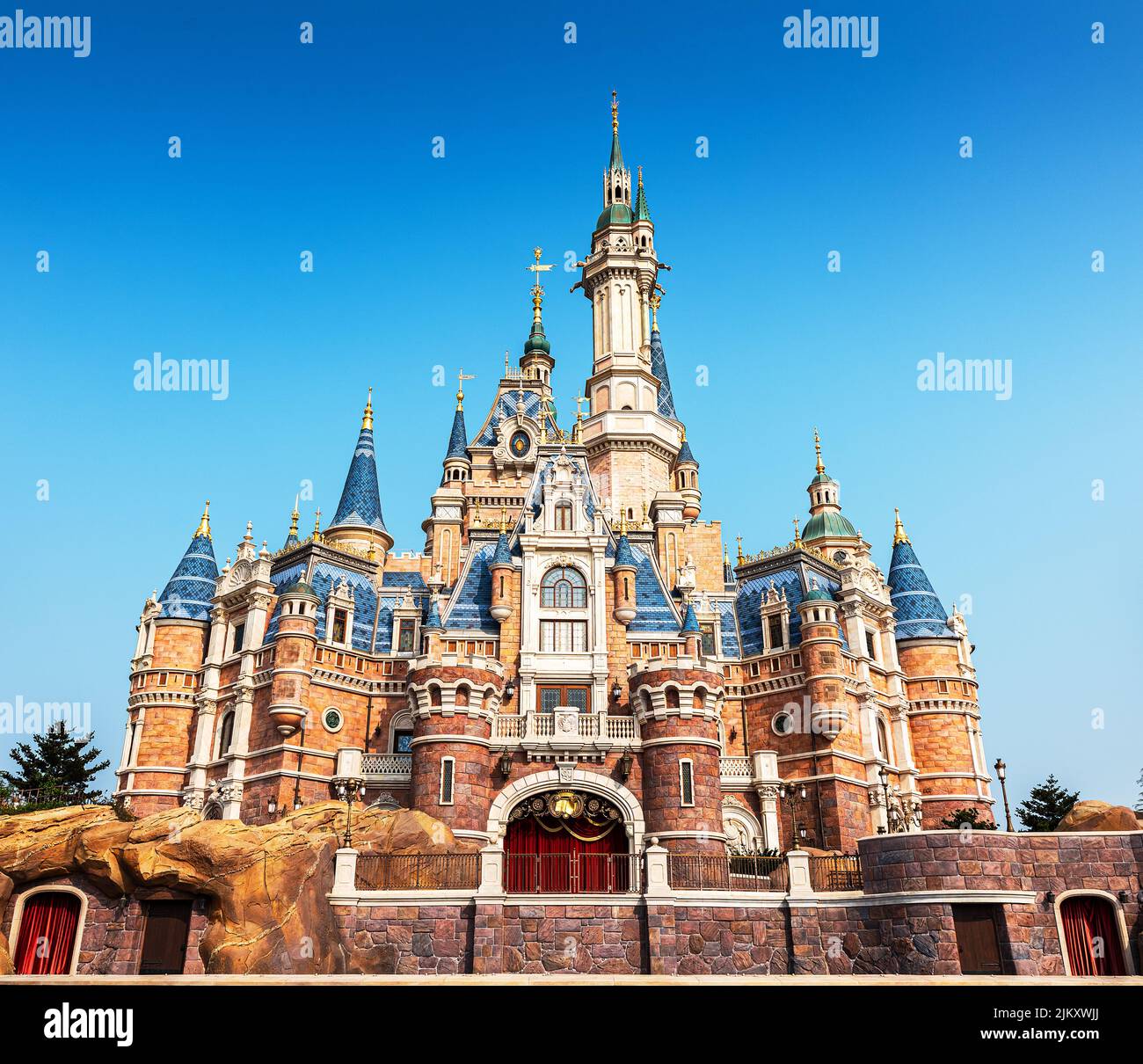 Ein Disneyland-Vergnügungspark an einem sonnigen Tag Stockfoto
