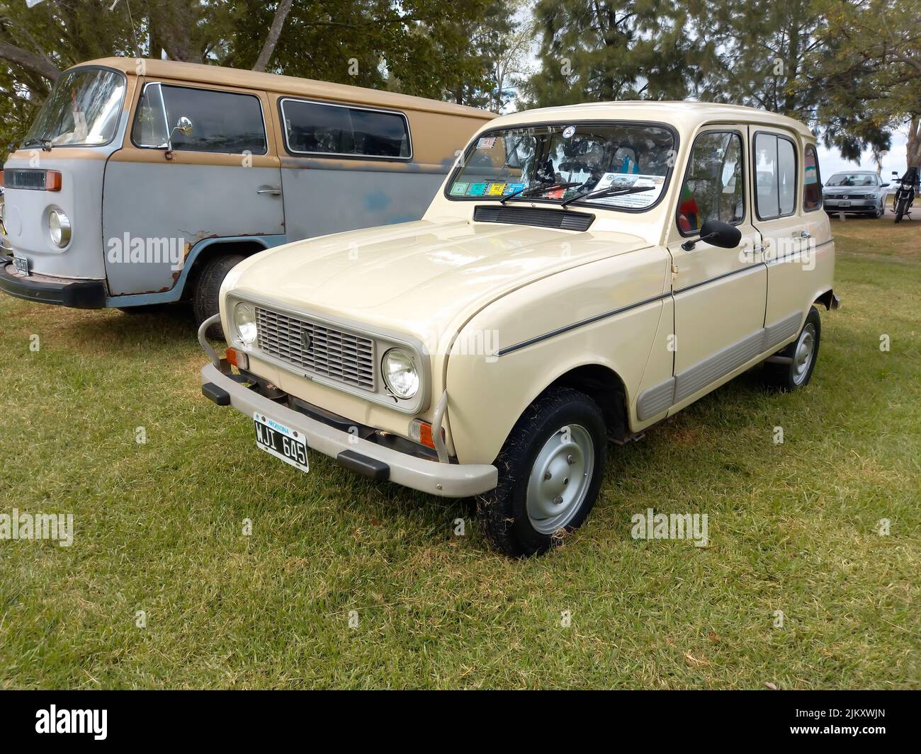 Chascomus, Argentinien - 9. Apr 2022: Alter beliebter Renault 4 S kurzer Kombi 1984. Klassisches Economy-Auto auf dem Land. Naturrasen, Bäume und Stockfoto