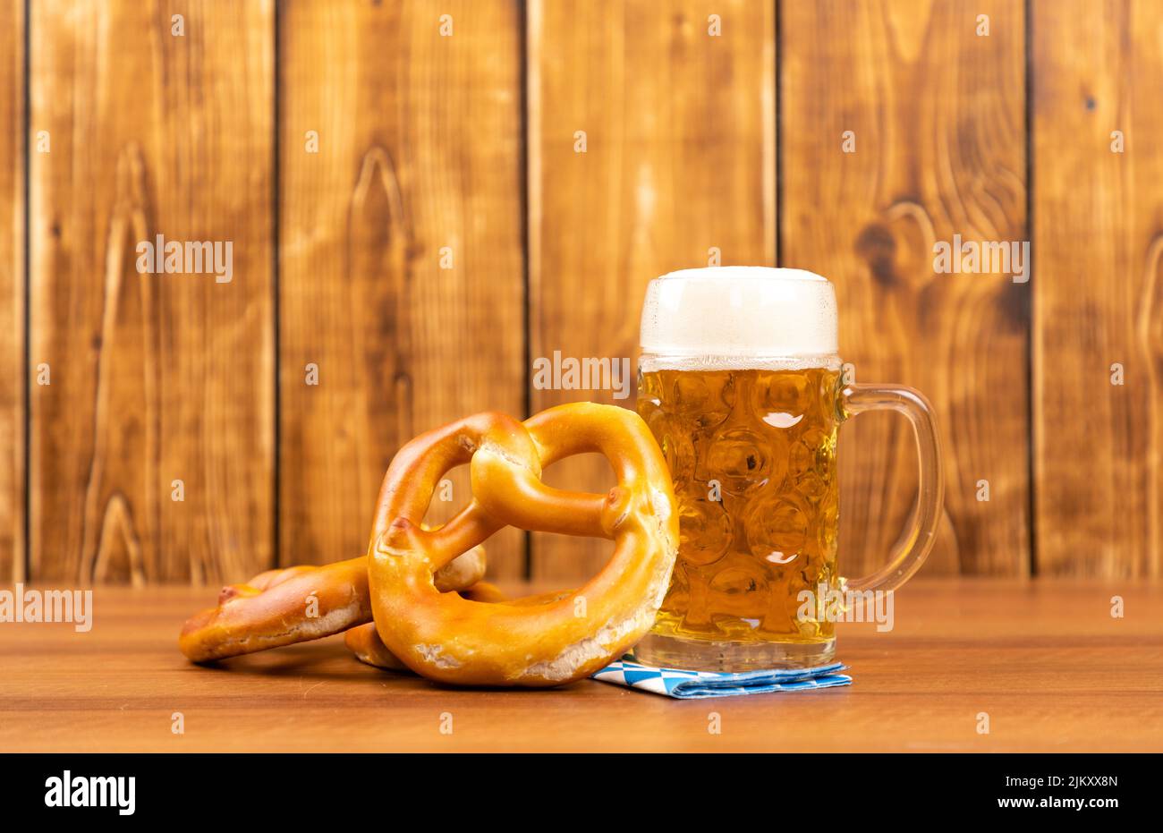 Brezel auf Holzgrund für das oktoberfest Stockfoto