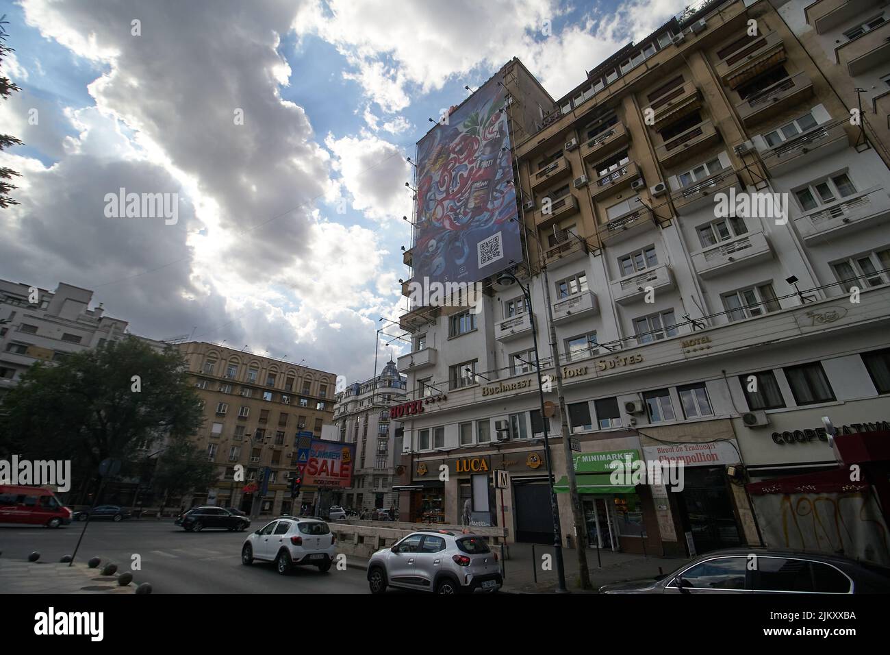 Bukarest, Rumänien - 02. August 2022: Wunderschöner Blick über das Zentrum von Bukarest mit dem großen Gebäude, in dem das Bucharest Comfort Suites Hotel liegt Stockfoto