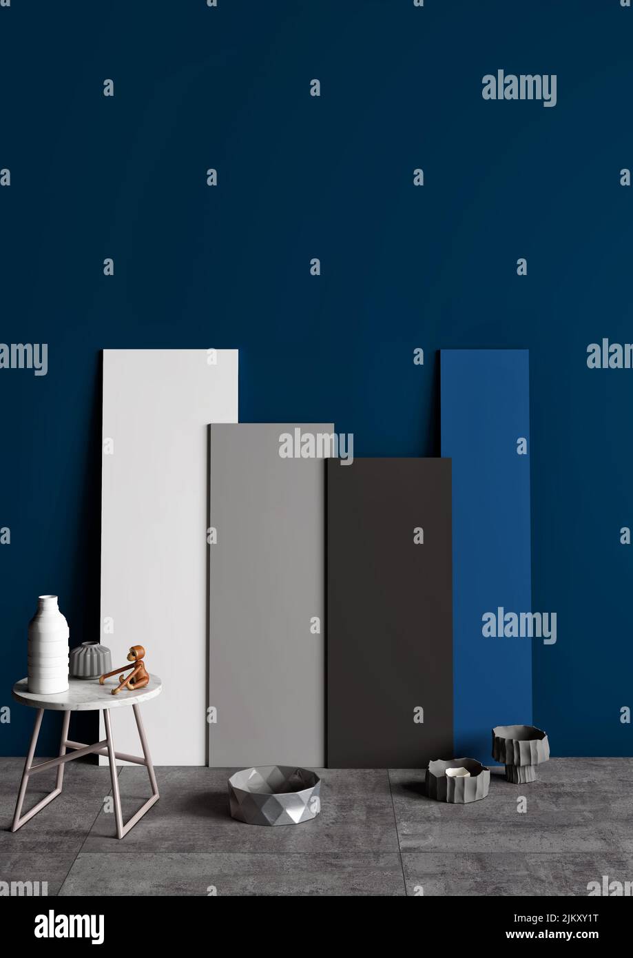 Eine vertikale Aufnahme von Board-Mockups auf dem Hintergrund einer blauen Wand Stockfoto