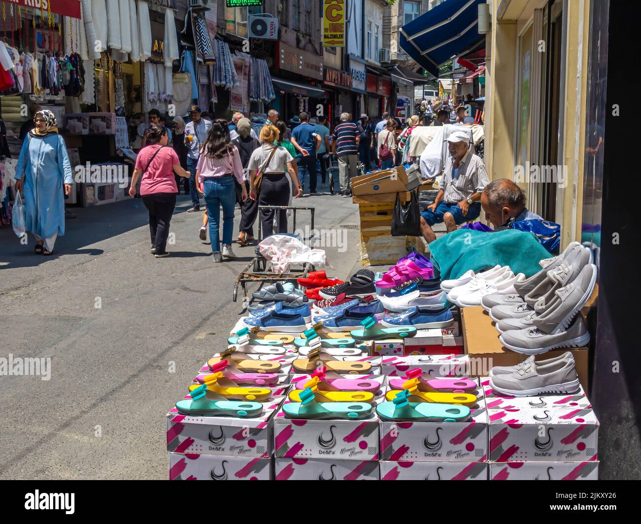 Hausschuhe, Flip-Flops, Schuhe, die im Grand Bazaar, Istanbul, Türkei, verkauft werden Stockfoto