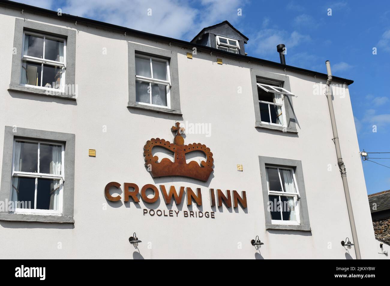 Das Crown Inn an der Pooley Bridge im Lake District National Park. Stockfoto