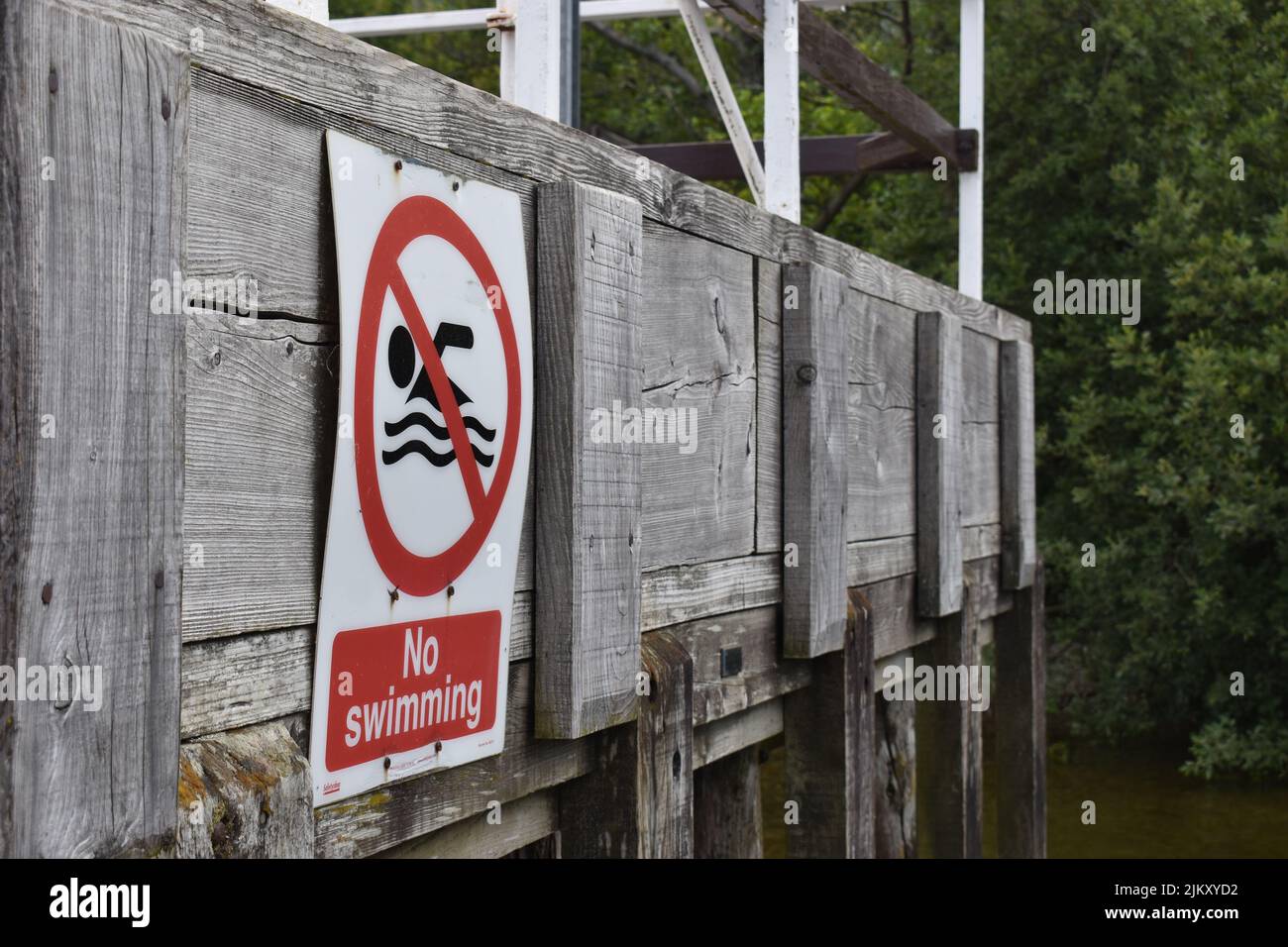 Schild an einem Steg in Ullswater: 'No Swimming' mit Copyspace. Stockfoto