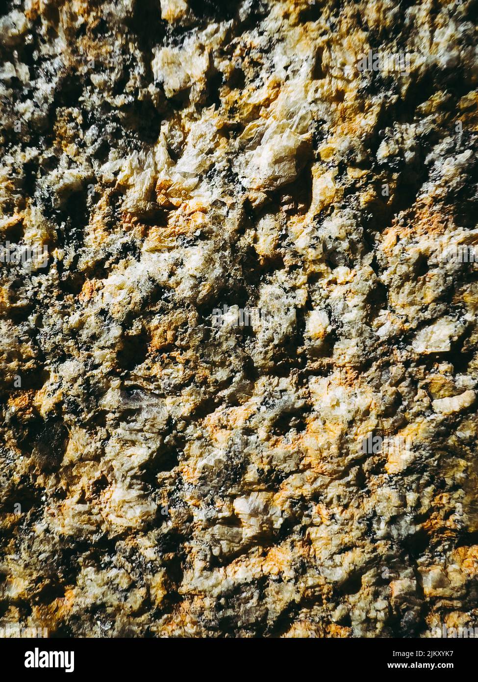 Eine vertikale Nahaufnahme einer Steinmauer Stockfoto