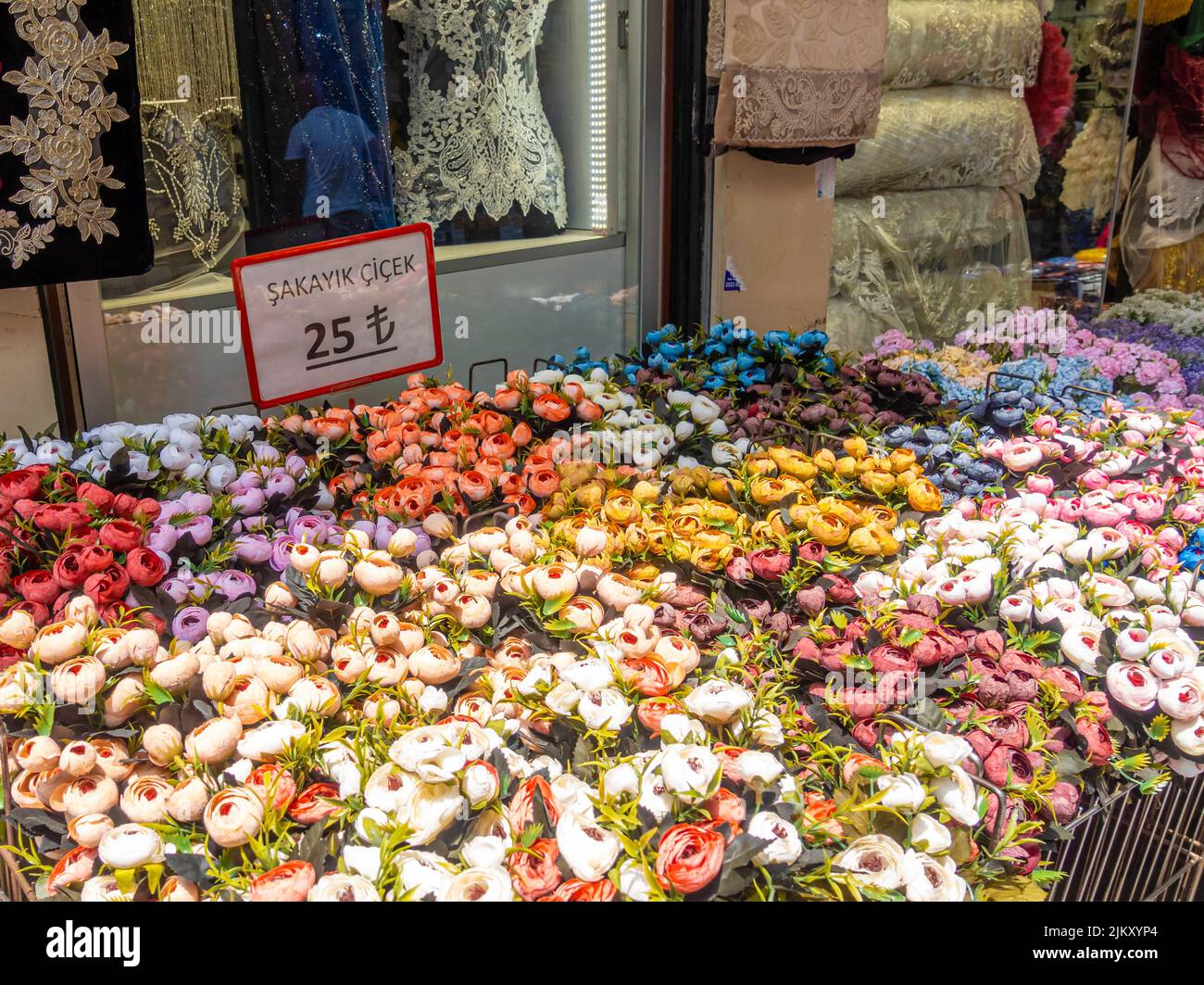 Blumen - Pfingstrosen oder Pfingstrosen in Eimern, Blumensträußen, mit einem Preisschild in der Straße in Grand Bazaar, Istanbul, Türkei verkauft Stockfoto