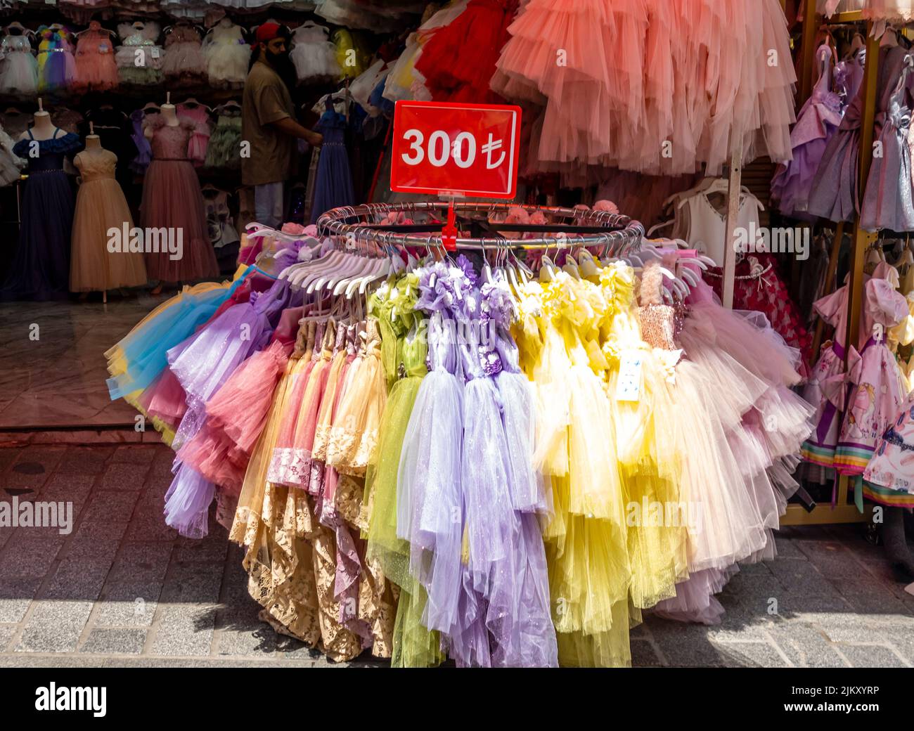 Kinder Mädchen bunte Kleider verkauft in der Straße in Grand Bazaar, Istanbul, Türkei Stockfoto