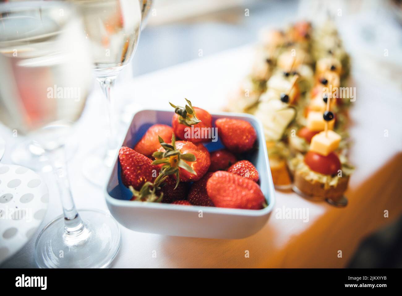 Ein Buffettisch mit vielen leckeren Snacks und Erdbeeren Stockfoto