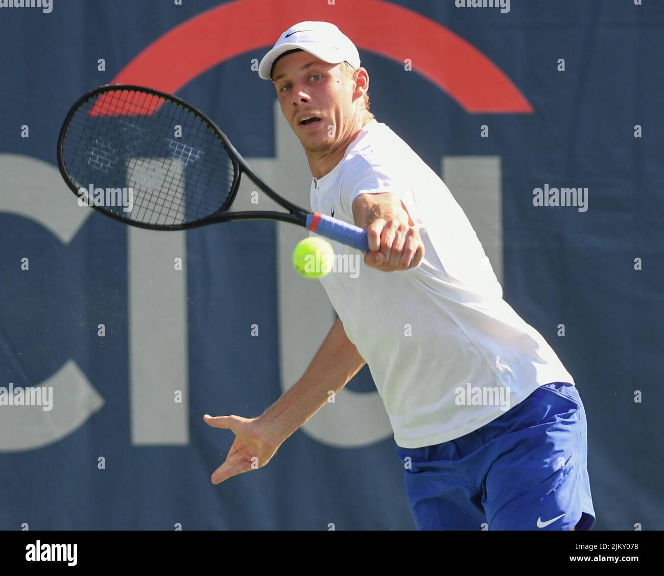 WASHINGTON, D.C., USA. 3. August 2022. DENIS SHAPOVALOV trifft in seinem Spiel gegen J.J. eine Rückhand Wolf im Rock Creek Tennis Center. (Bild: © Kyle Gustafson/ZUMA Press Wire) Stockfoto