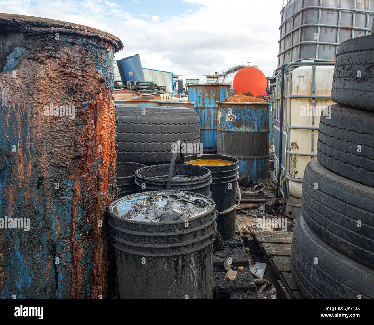 Fässer und Behälter mit gefährlichen Abfällen im Hof der chemischen Abfallverarbeitungsarbeiten Stockfoto