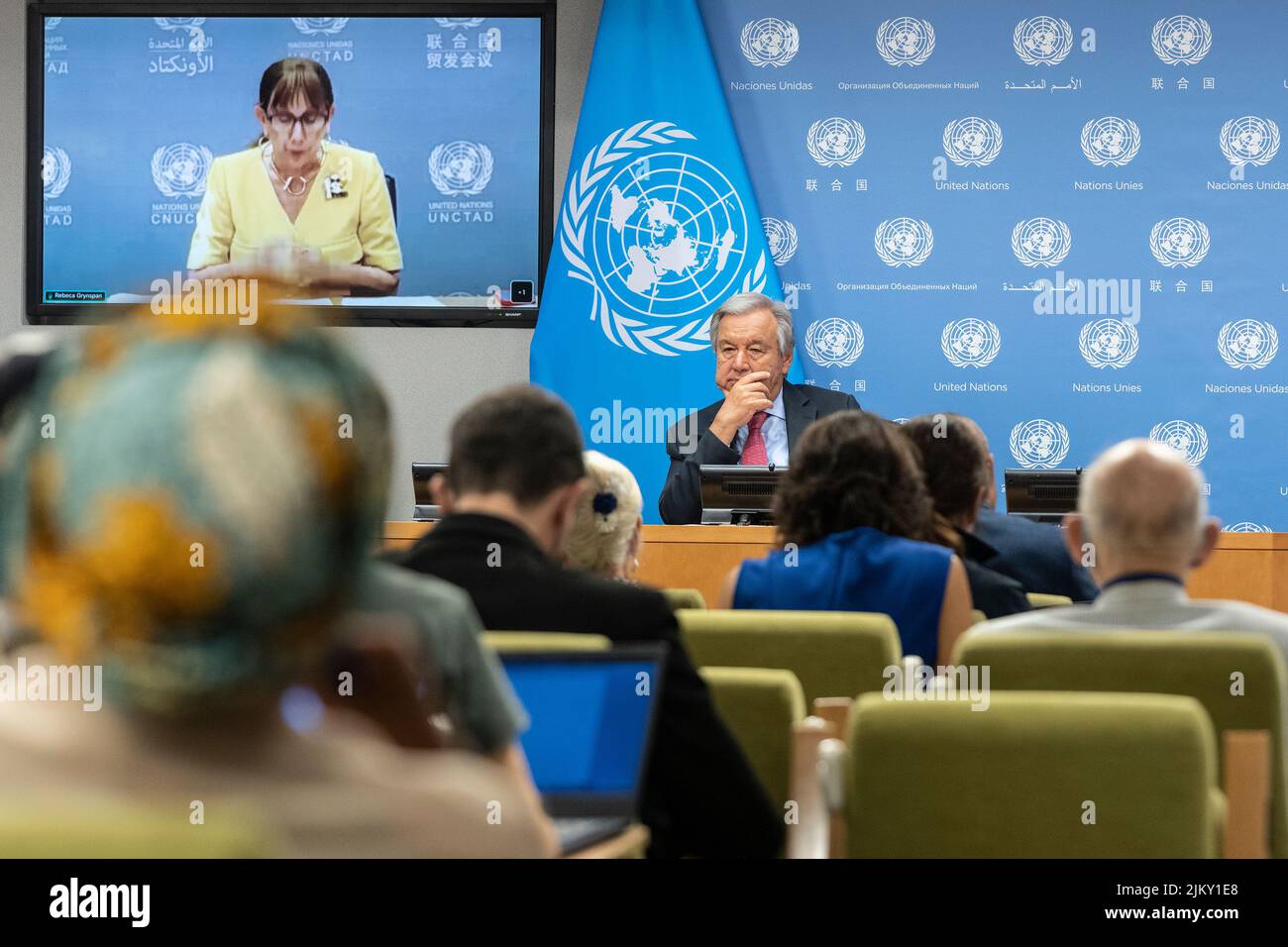 Generalsekretär Antonio Guterres führt am 3. August 2022 am Hauptsitz der Vereinten Nationen in New York eine Pressekonferenz über den Start des Briefs 3. der GCRG über Lebensmittel, Energie und Finanzen durch. Der Bericht der Global Crisis Response Group und Rebeca Grynspan, die sich virtuell von Genf aus anschlossen (auf dem Bildschirm zu sehen), hob die globale Unsicherheit hinsichtlich des Mangels an Nahrungsmitteln, Energie und Finanzen nach der COVID-19-Pandemie hervor und wurde durch den Krieg verschärft, den Russland gegen die Ukraine führt. Generalsekretär und Frau Grynspan drängten alle Länder, Energie zu sparen, mehr in erneuerbare Energiequellen zu investieren und überhöhte Gewinne durch Öl- und Gaskomp zu besteuern Stockfoto