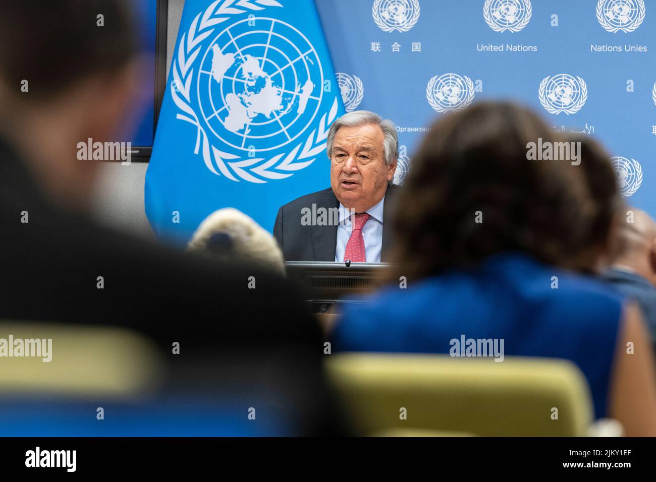 Generalsekretär Antonio Guterres führt am 3. August 2022 am Hauptsitz der Vereinten Nationen in New York eine Pressekonferenz über den Start des Briefs 3. der GCRG über Lebensmittel, Energie und Finanzen durch. Der Bericht der Global Crisis Response Group und Rebeca Grynspan, die sich virtuell aus Genf anschlossen, hob die globale Unsicherheit hinsichtlich des Mangels an Nahrungsmitteln, Energie und Finanzen nach der COVID-19-Pandemie hervor, die durch den Krieg, den Russland gegen die Ukraine führt, verschärft wurde. Generalsekretärin und Frau Grynspan drängten alle Länder, Energie zu sparen, mehr in erneuerbare Energiequellen zu investieren, übermäßige Gewinne von Öl- und Gasunternehmen zu besteuern und zu verteilen Stockfoto