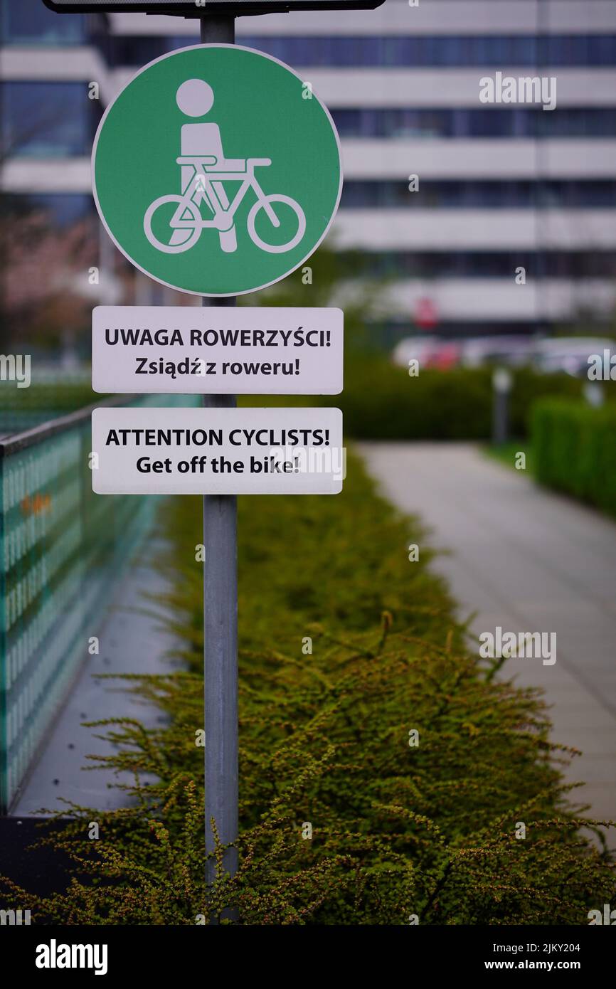 Eine grüne Warnung Biker, mit ihren Fahrrädern im Bürobereich des Business Garden zu gehen Stockfoto