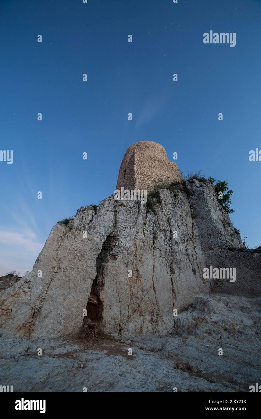 Eine vertikale Aufnahme von Steinstrukturen gegen den blauen Himmel Stockfoto