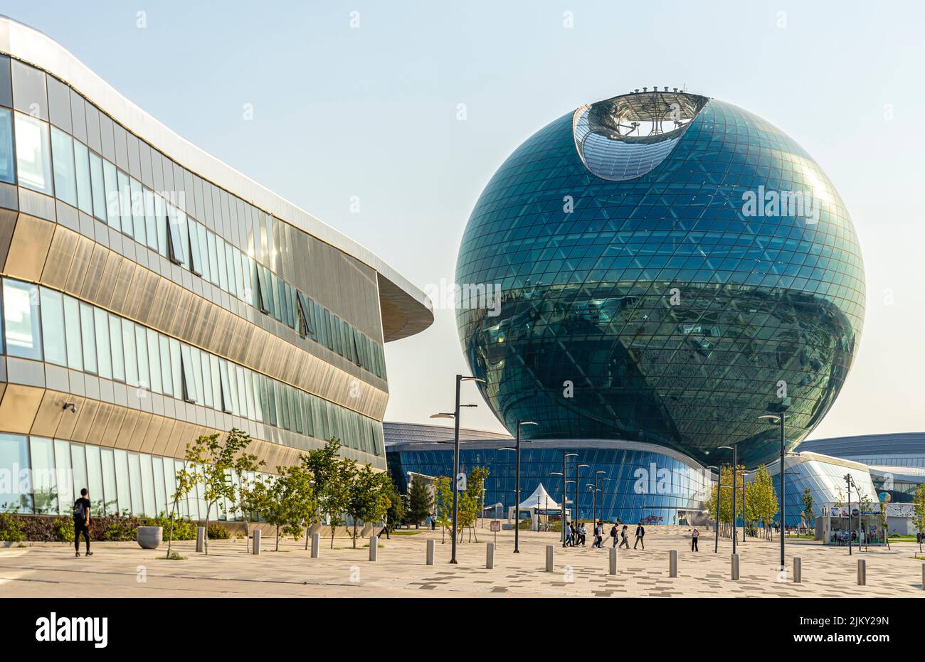 Nur-Sultan EXPO 2017 nur Alem Pavilion. Kasachstan. Gordon Gill Architecture, das größte sphärische Gebäude der Welt, wurde von Adrian Smith entworfen. Stockfoto