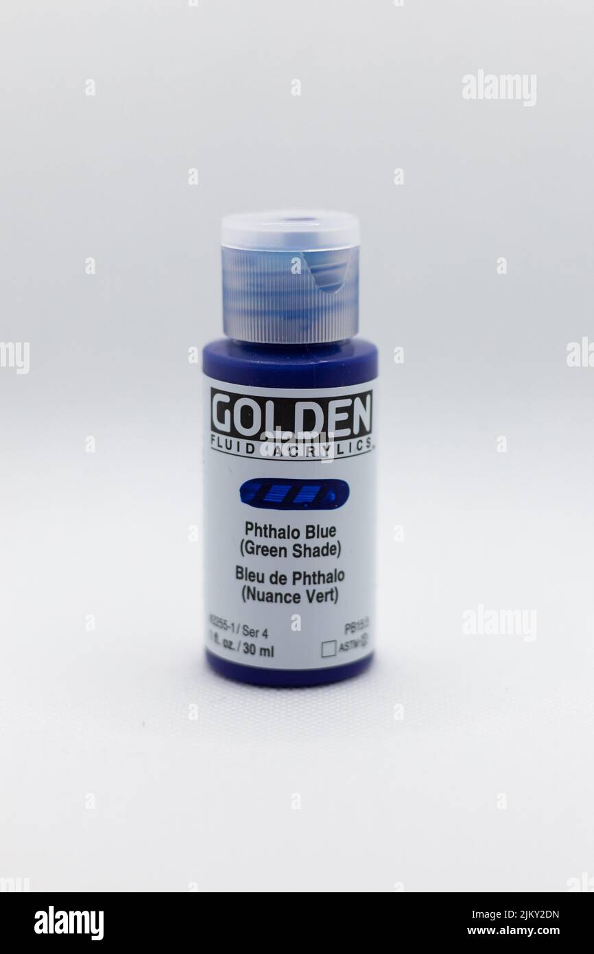 Eine Flasche goldroter Farbe auf weißem Hintergrund Stockfoto