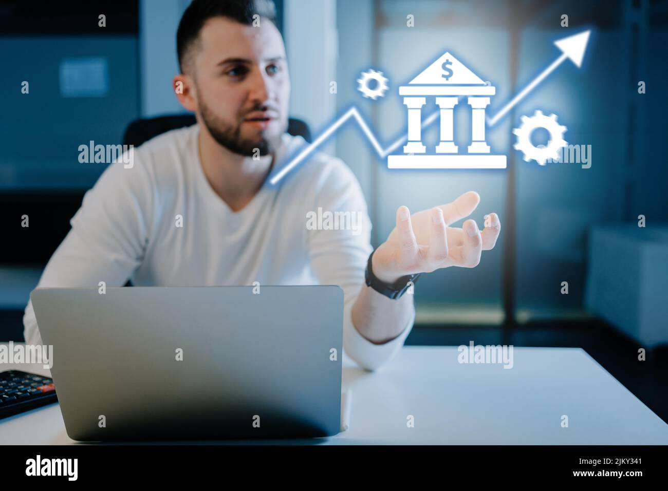 Mann mit Banksymbol. Bank-Hilfe, Kredite und Kreditkonzept. Stockfoto