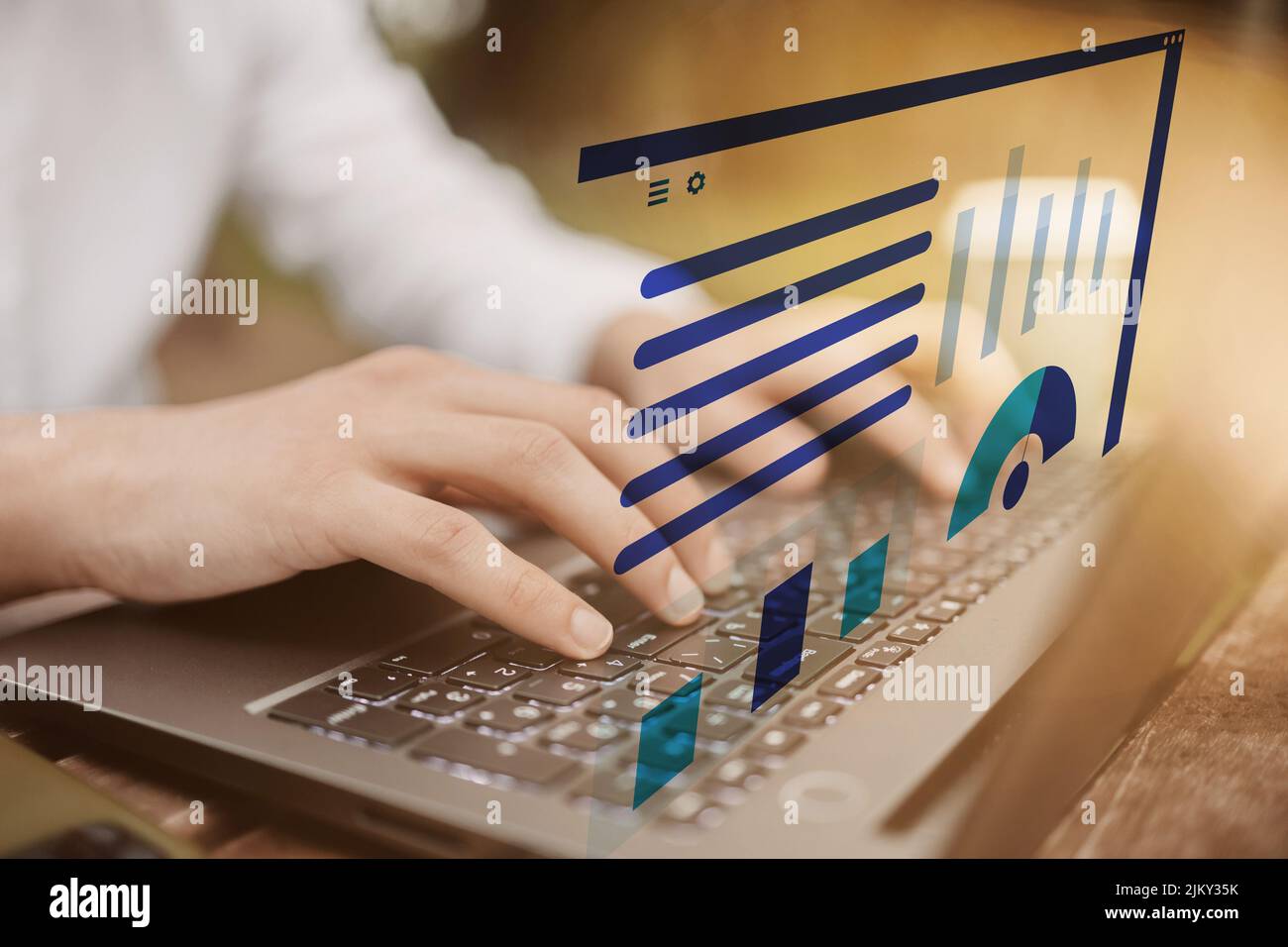 Konzept der Online-Dienste. Hands on a Laptop writing. Stockfoto