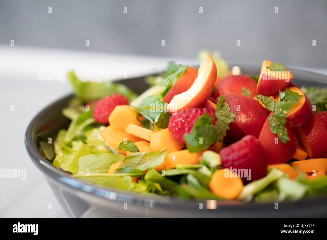 Eine Nahaufnahme von frischem, gesundem Salat mit Früchten Stockfoto