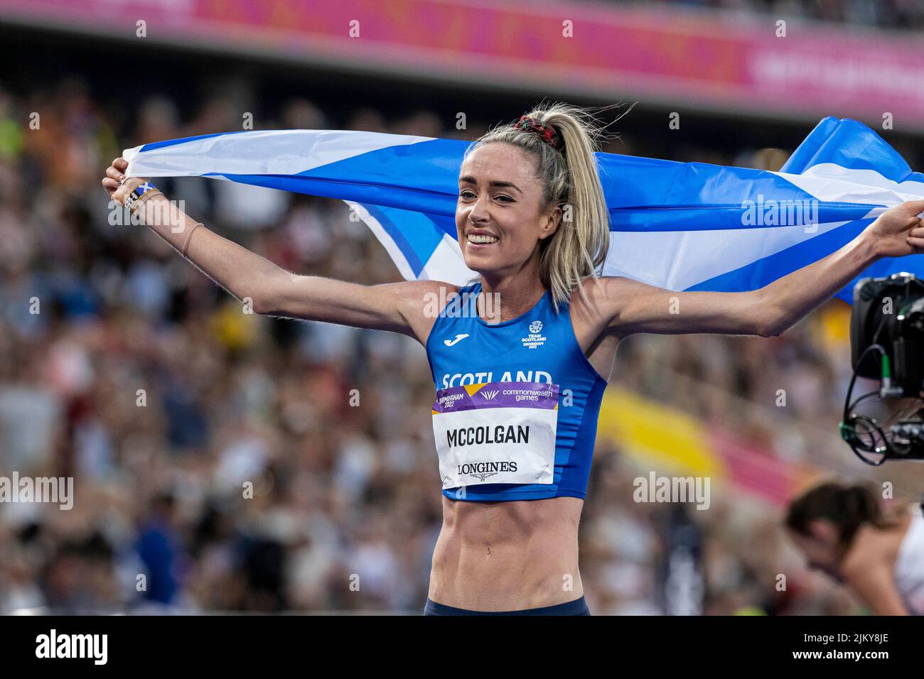 Alexander Stadium, Birmingham, Midlands, England: 3.. August 2022; Tag 6 der Commonwealth Games 2022: Eilish McColgan (SCO) mit ihrer Nationalflagge, nachdem sie das Finale der Frauen 10.000m in einem neuen Commonwealth Games-Rekord von 30:48:60 gewonnen hatte Stockfoto