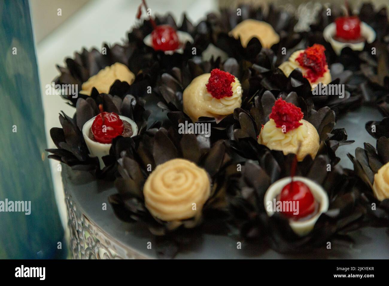 Eine selektive Aufnahme von kleinen Dessertsortimenten Stockfoto