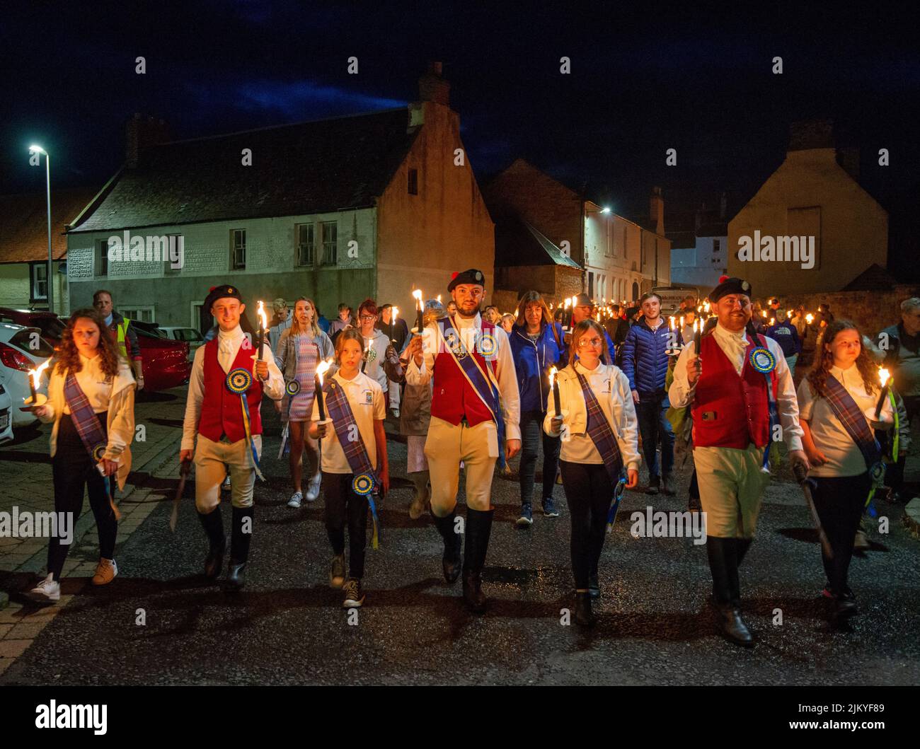 Coldstream, Scottish Borders, The Torchlight Procession unter der Leitung des Coldstreamer Chris Lyons durch Coldstream während der Coldstream Civic Week, der letzten der Grenzübergänge, veranstalten viele Städte an der angloschottischen Grenze Festlichkeiten, von denen die meisten eine starke Präsenz bei Pferden haben. Der erste der Ausritte findet in Berwick upon Tweed statt, traditionell am 1. Mai (aber jetzt am nächsten Samstag), andere Städte haben ihre eigenen Traditionen wie das Casting of the Colours in Selkirk. Stockfoto