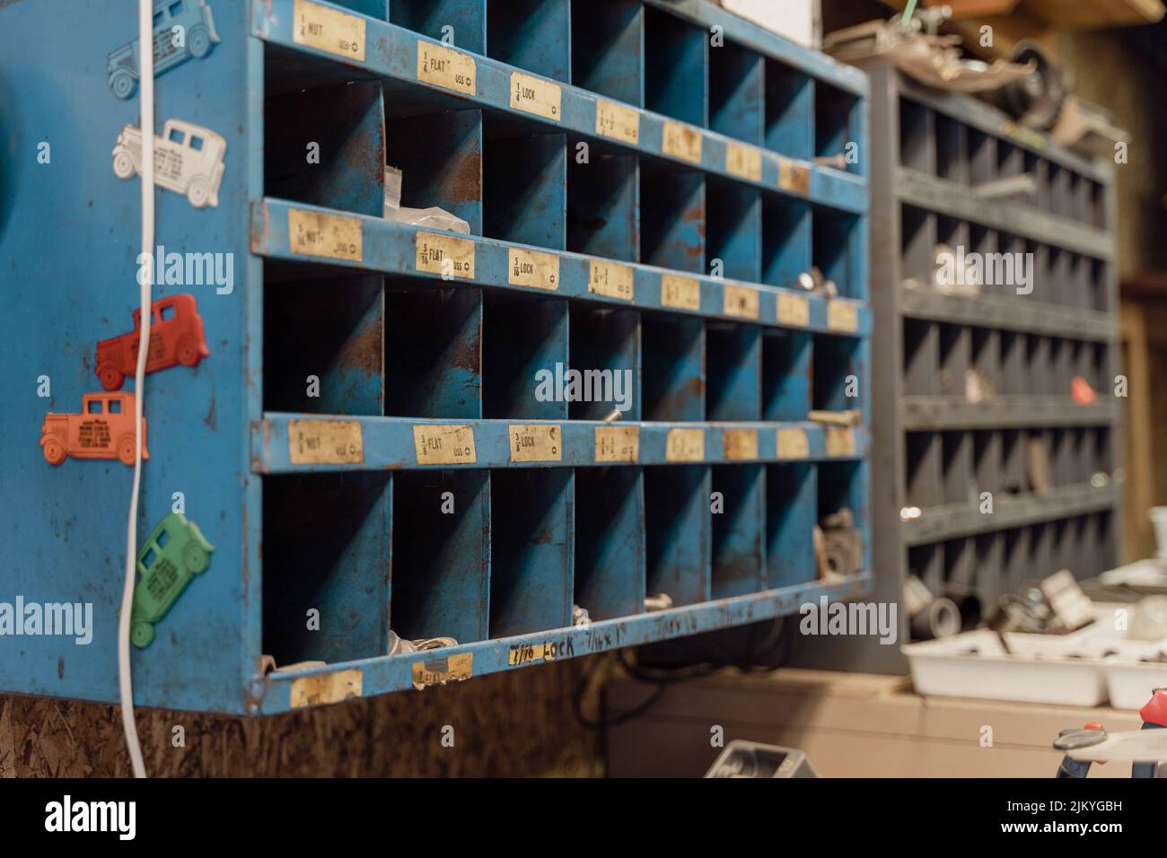 Eine selektive Fokusaufnahme der ausgestellten Artikel, die in der Haus- und Fahrzeugreparaturwerkstatt verkauft werden Stockfoto